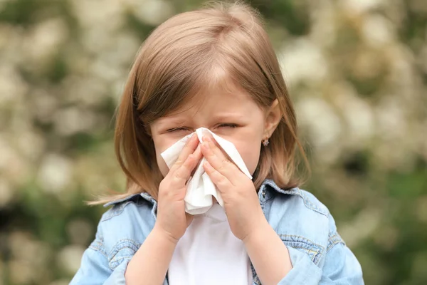Kislány Szenved Szezonális Tavaszi Allergia Szabadban — Stock Fotó
