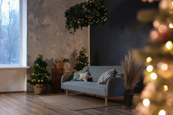 Stilvolles Wohnzimmer Mit Gemütlichem Sofa Und Weihnachtsbaum Innenarchitektur — Stockfoto