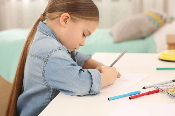 Χαριτωμένο Κοριτσάκι Ζωγραφίζει Μαρκαδόρο Στο Γραφείο Στο Δωμάτιο Οικιακός Χώρος — Φωτογραφία Αρχείου