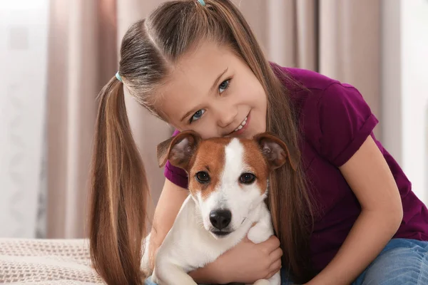 Schattig Meisje Die Haar Hond Binnen Knuffelt Schattig Huisdier — Stockfoto