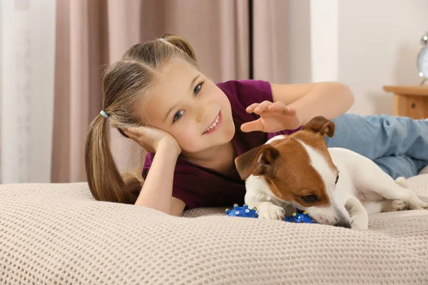 Menina Bonito Com Seu Cão Brincalhão Cama Casa Adorável Animal — Fotografia de Stock