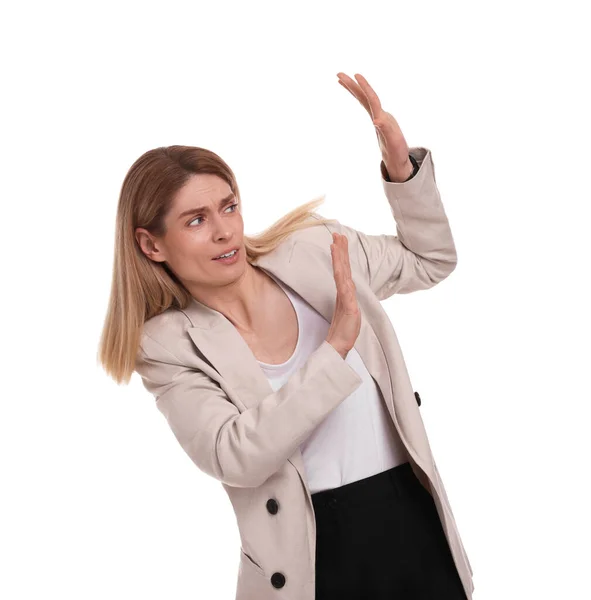 Verängstigte Geschäftsfrau Vermeidet Etwas Auf Weißem Hintergrund — Stockfoto