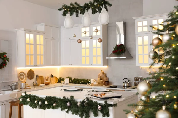 Przytulna Przestronna Kuchnia Urządzona Boże Narodzenie Projekt Wnętrza — Zdjęcie stockowe