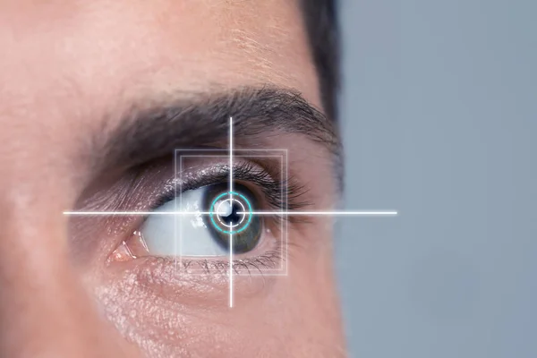Teste Visão Retículo Laser Focado Olho Homem Close — Fotografia de Stock