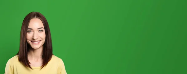 Krom Anahtar Bileşimi Yeşil Ekran Karşısında Gülümseyen Güzel Genç Kadın — Stok fotoğraf