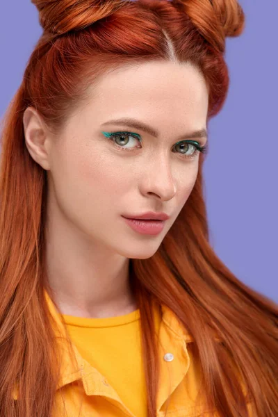 Portret Pięknej Kobiety Jasnym Makijażem Fioletowym Tle — Zdjęcie stockowe
