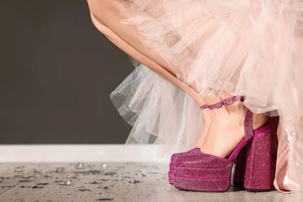 Festa Elegante Mulher Vestindo Sapatos Salto Alto Rosa Com Plataforma — Fotografia de Stock