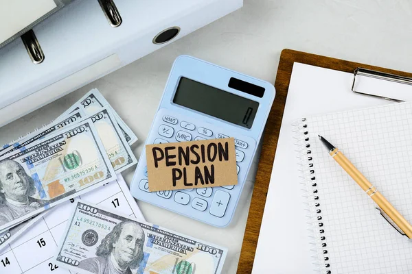Tarjeta Con Frase Plan Pensiones Billetes Dólar Calculadora Cuaderno Mesa — Foto de Stock