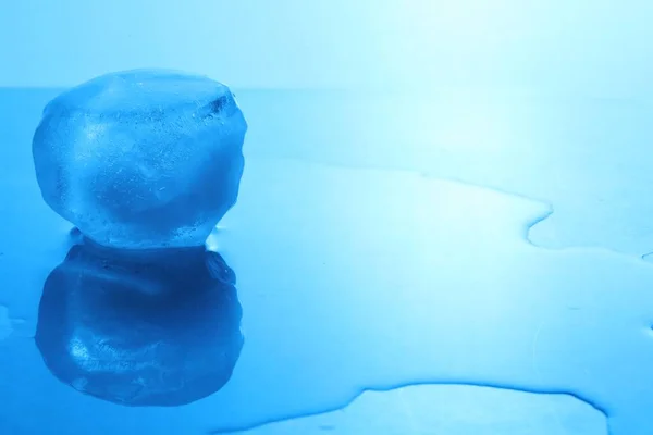 Кришталево Чистий Кубик Льоду Світло Блакитному Фоні Простір Тексту Ефект — стокове фото