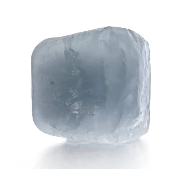 一个水晶清澈的冰块隔离在白色上 — 图库照片