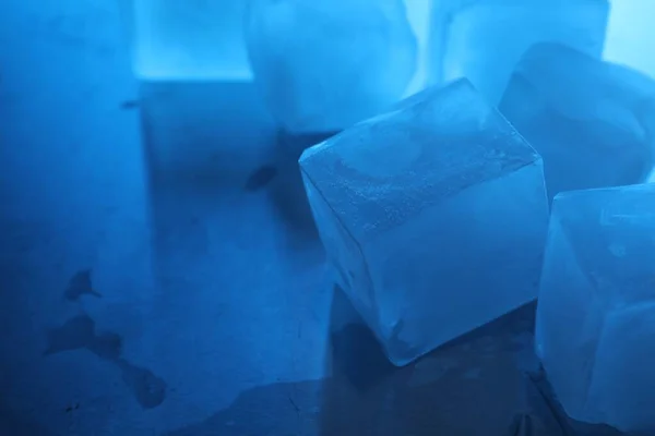 Cubi Ghiaccio Cristallini Sfondo Azzurro Primo Piano Con Spazio Testo — Foto Stock