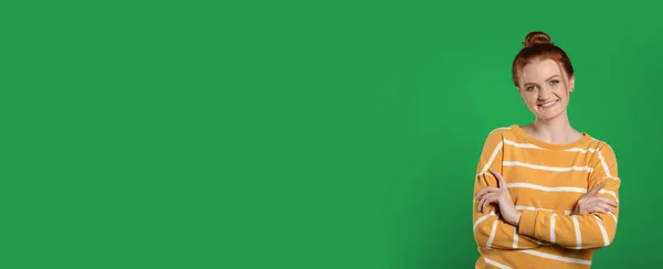 Компонування Клавіш Chroma Щаслива Молода Жінка Рудим Волоссям Зеленому Екрані — стокове фото