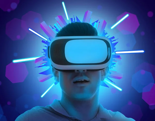 Metawerna Człowiek Używający Gogli Wirtualnej Rzeczywistości Cybermiasto Wokół Jego Głowy — Zdjęcie stockowe
