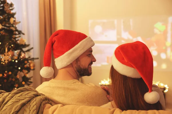 방에서 비디오 프로젝터 옆에서 시간을 보내는 부부들 크리스마스 분위기 — 스톡 사진