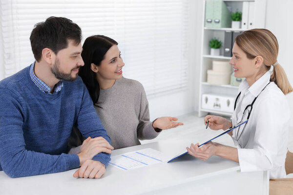 Пара, встречающаяся с врачом по бесплодию в клинике. Консультация пациента