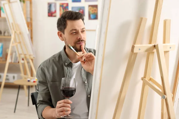 Bonito Homem Com Copo Vinho Pintado Estúdio Passatempo Criativo — Fotografia de Stock