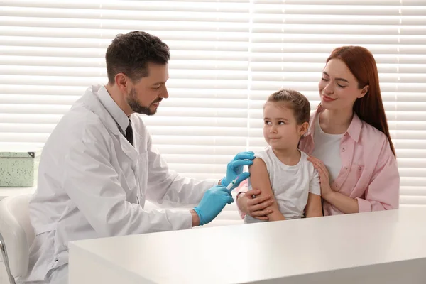 Детская Вакцинация Против Гепатита Мать Дочерью Клинике Доктор Делает Инъекции — стоковое фото