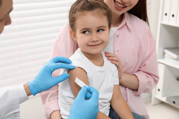 Детская Вакцинация Против Гепатита Мать Дочерью Клинике Доктор Наклеивает Медицинскую — стоковое фото