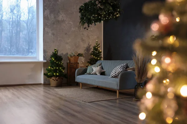 Sala Estar Elegante Com Sofá Confortável Árvore Natal Design Interiores — Fotografia de Stock