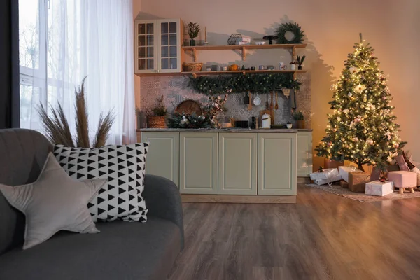 Habitación Elegante Con Árbol Navidad Decoración Festiva Diseño Interiores — Foto de Stock