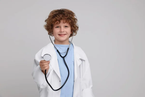 Liten Pojke Medicinsk Uniform Med Stetoskop Ljusgrå Bakgrund Plats För — Stockfoto