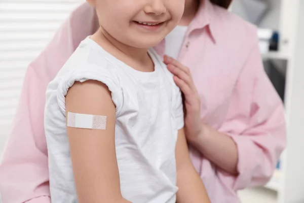 Çocuk Hepatit Aşısı Annesi Kızı Klinikte Sıhhiye Malzemesi Taşıyorlar — Stok fotoğraf
