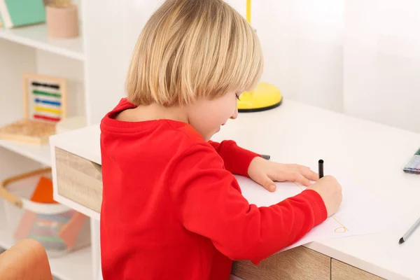 Netter Kleiner Junge Zeichnung Mit Filzstift Schreibtisch Zimmer Nahaufnahme Arbeitsplatz — Stockfoto