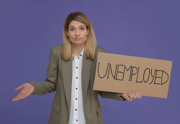 Confused Woman Holding Sign Word Unemployed Violet Background — Stock Photo, Image