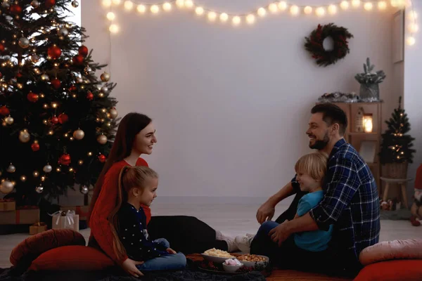 Rodina Tráví Čas Spolu Prostoru Útulném Pokoji Vánoční Atmosféra — Stock fotografie
