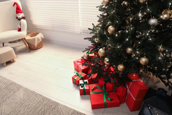 Caixas Presente Lindamente Embrulhadas Sob Árvore Natal Quarto Vista Acima — Fotografia de Stock