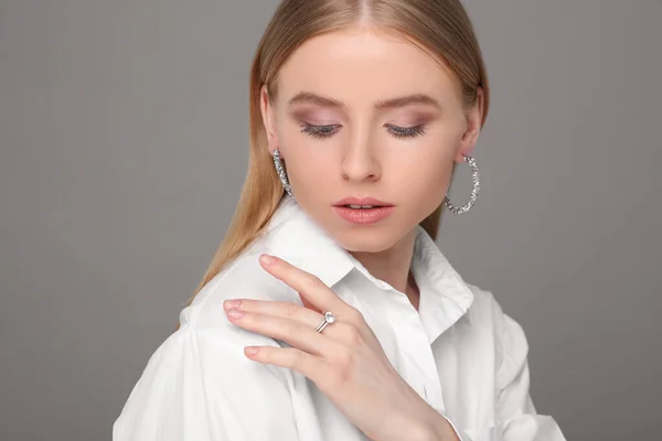 Mooie Jonge Vrouw Met Elegante Sieraden Grijze Achtergrond — Stockfoto