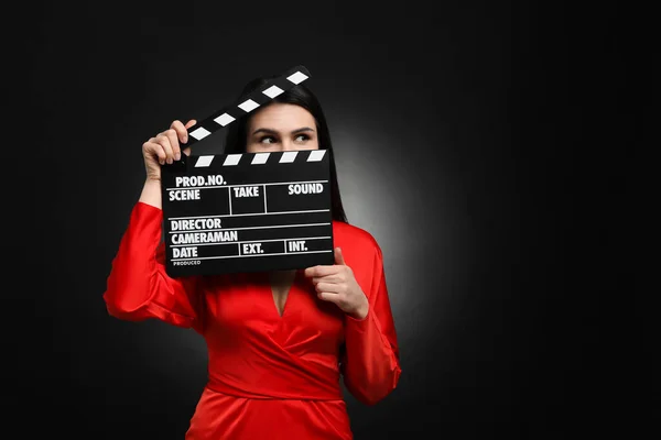 Attrice Con Clapperboard Sfondo Nero Spazio Testo Industria Cinematografica — Foto Stock