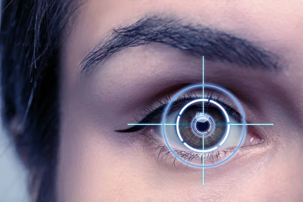 Teste Visão Retículo Laser Focado Olho Mulher Close — Fotografia de Stock