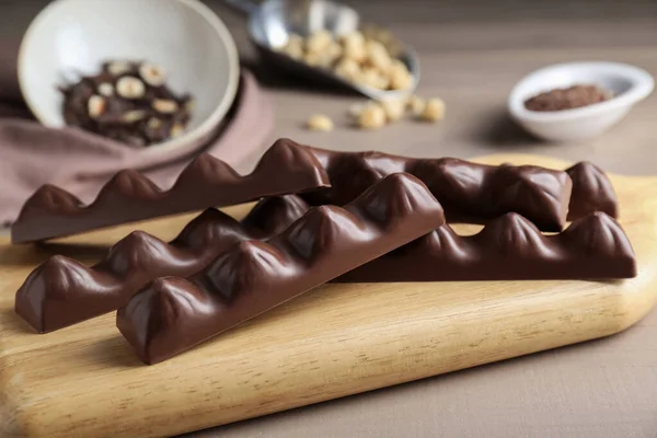 Доска Вкусными Шоколадными Батончиками Деревянном Столе Крупный План — стоковое фото