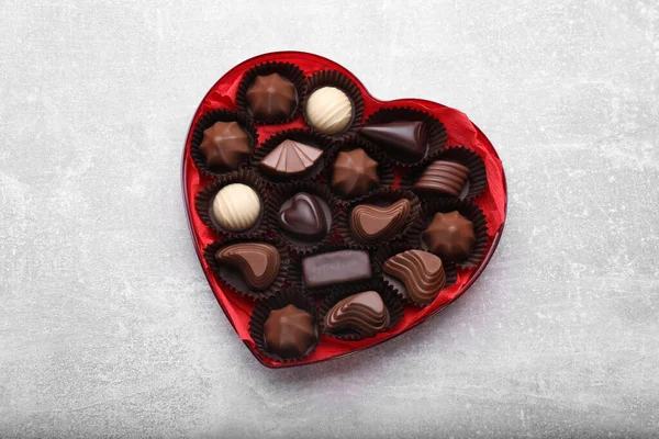 Hjärtformad Låda Med Läckra Chokladgodis Ljusgrått Bord Ovanifrån — Stockfoto