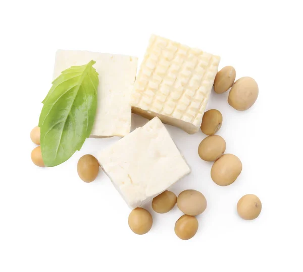 Heerlijke Tofu Kaas Basilicum Sojabonen Geïsoleerd Wit Bovenaanzicht — Stockfoto
