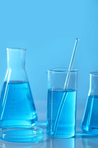 Різні Лабораторні Скляні Посуд Світло Блакитною Рідиною Столі — стокове фото