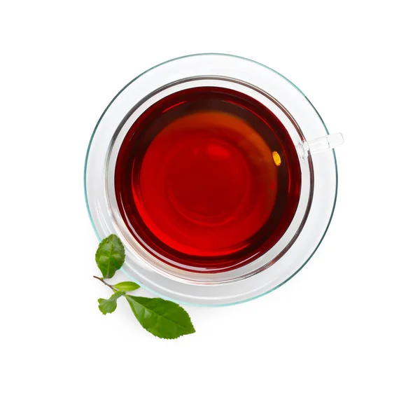 白い背景に熱い芳香のあるお茶と緑の葉のガラスカップ トップビュー — ストック写真