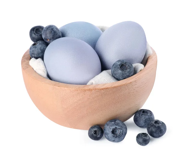Πολύχρωμα Πασχαλινά Αυγά Βαμμένα Φυσική Βαφή Και Φρέσκα Μύρτιλλα Λευκό — Φωτογραφία Αρχείου