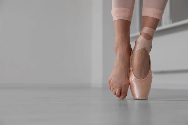 Ballerina Spitzenschuhen Die Drinnen Tanzt Nahaufnahme Raum Für Text — Stockfoto