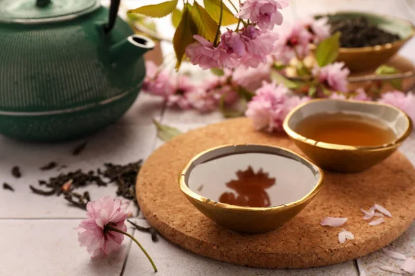 Tradiční Obřad Šálek Vařeného Čaje Konvice Sušené Listy Sakura Květiny — Stock fotografie