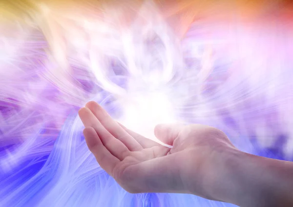 Aura Fenomeni Ellerinin Etrafında Renk Arkaplanına Karşı Enerji Akışı Olan — Stok fotoğraf
