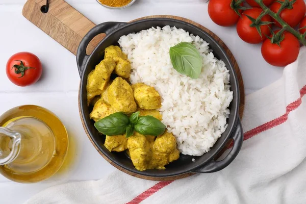Köstlicher Reis Huhn Mit Currysoße Und Produkten Auf Weißem Kacheltisch — Stockfoto