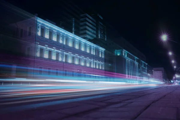 Wegverkeer Bewegingsvervaging Uitzicht Het Nachtelijke Stadsbeeld Met Lichte Autowegen — Stockfoto