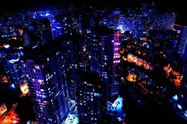 Donker Stadsgezicht Met Prachtige Neon Lichtjes Moderne Metropool — Stockfoto
