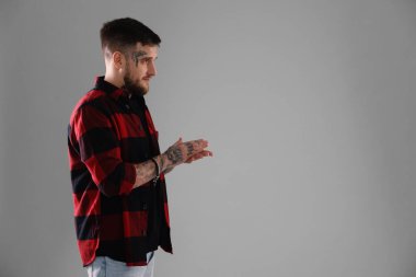 Açık gri arka planda yakışıklı hippi. Metin için boşluk