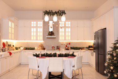 Noel için dekore edilmiş rahat bir mutfak. İç tasarım