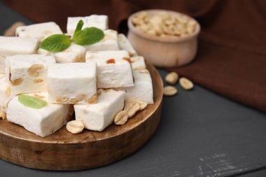 Tahta tahtada lezzetli fındıklı fındık parçaları, yakın plan.