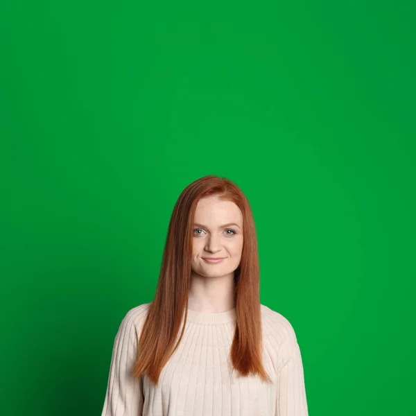 色键组合 漂亮的年轻女子 红头发 面对着绿色的屏风 — 图库照片
