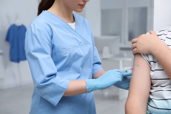 Médico Que Administra Vacuna Contra Hepatitis Paciente Clínica Primer Plano —  Fotos de Stock